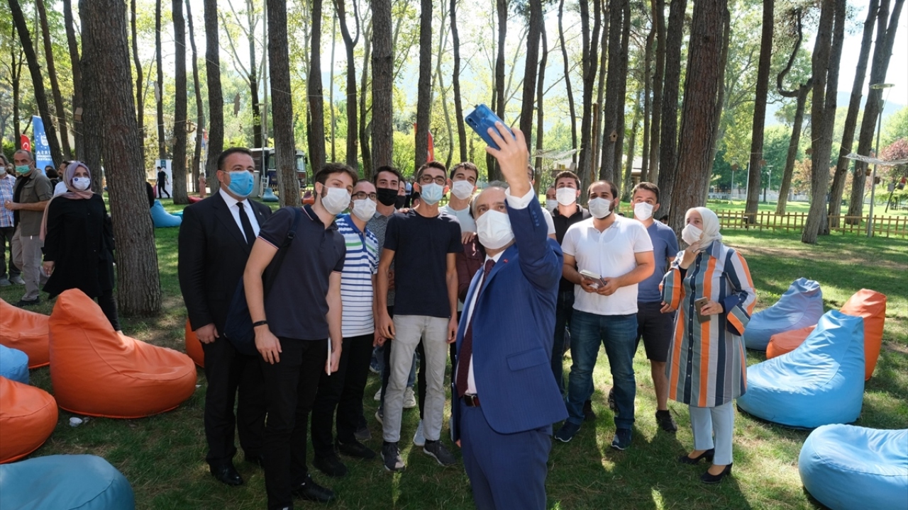 Merinos Parkı`ndaki 3 dönümlük alanda, oturma düzeni sosyal mesafe kuralına göre oluşturuldu.