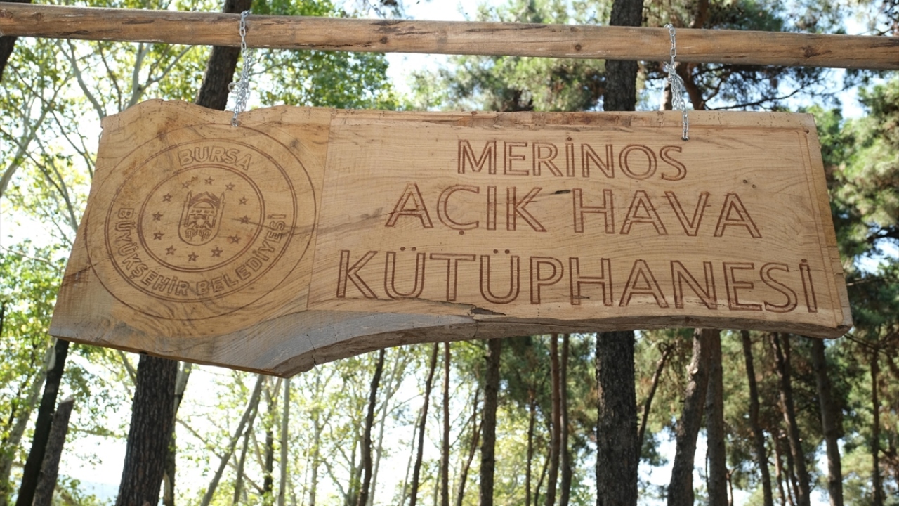 Büyükşehir Belediye Başkanı Alinur Aktaş, AK Parti Bursa Milletvekili Emine Yavuz Gözgeç ve Osmangazi İlçe Başkanı Ufuk Cömez ile ziyarette bulunduğu kitapseverlere, dondurma ikram etti.