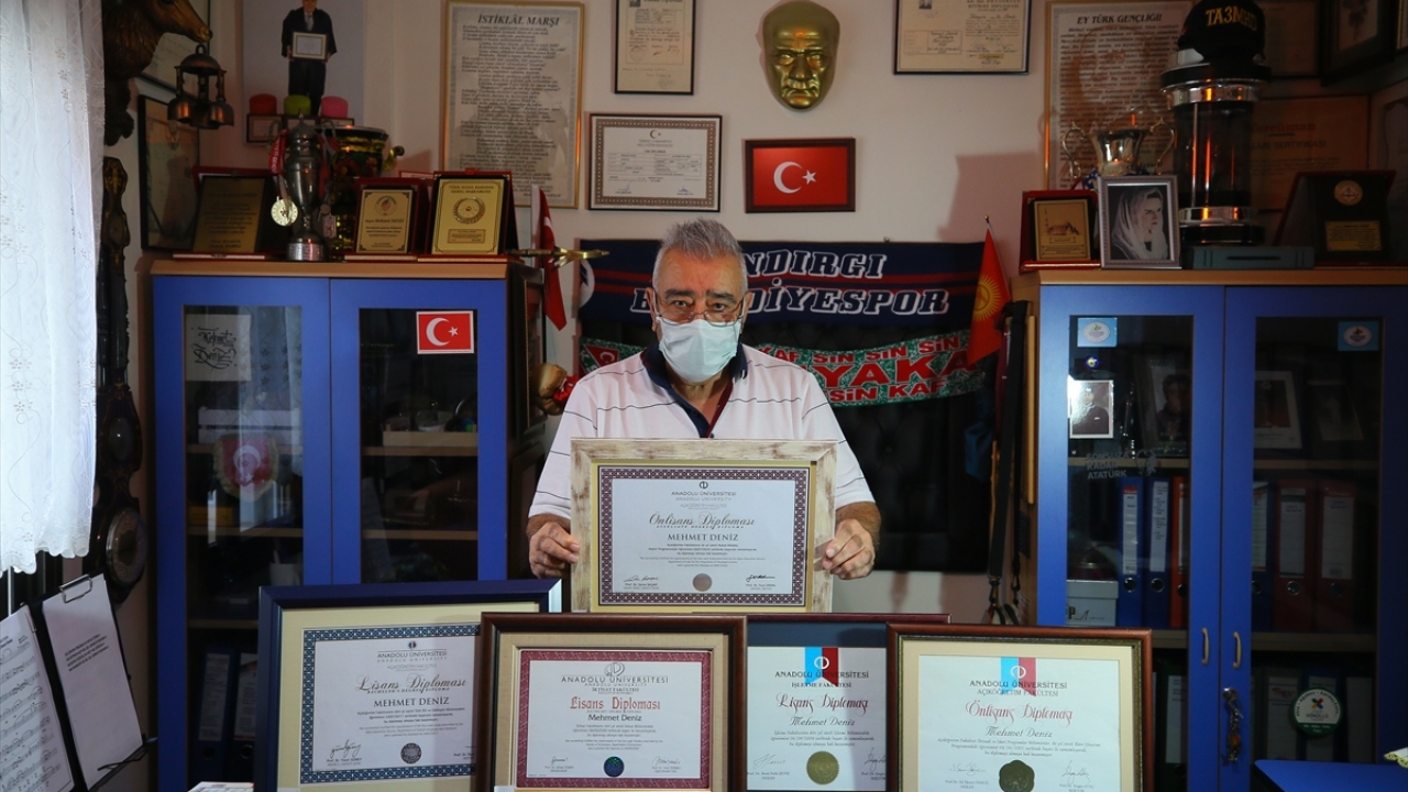 Balıkesir`in Sındırgı ilçesinde 1940 yılında yaşam öyküsü başlayan Mehmet Deniz, 80 yıllık ömrüne yüzlerce sertifika, kurs programının yanı sıra açık öğretim fakültesindeki 5 ayrı bölümde eğitim alıp diplomaya kavuşma başarısını sığdırdı.
