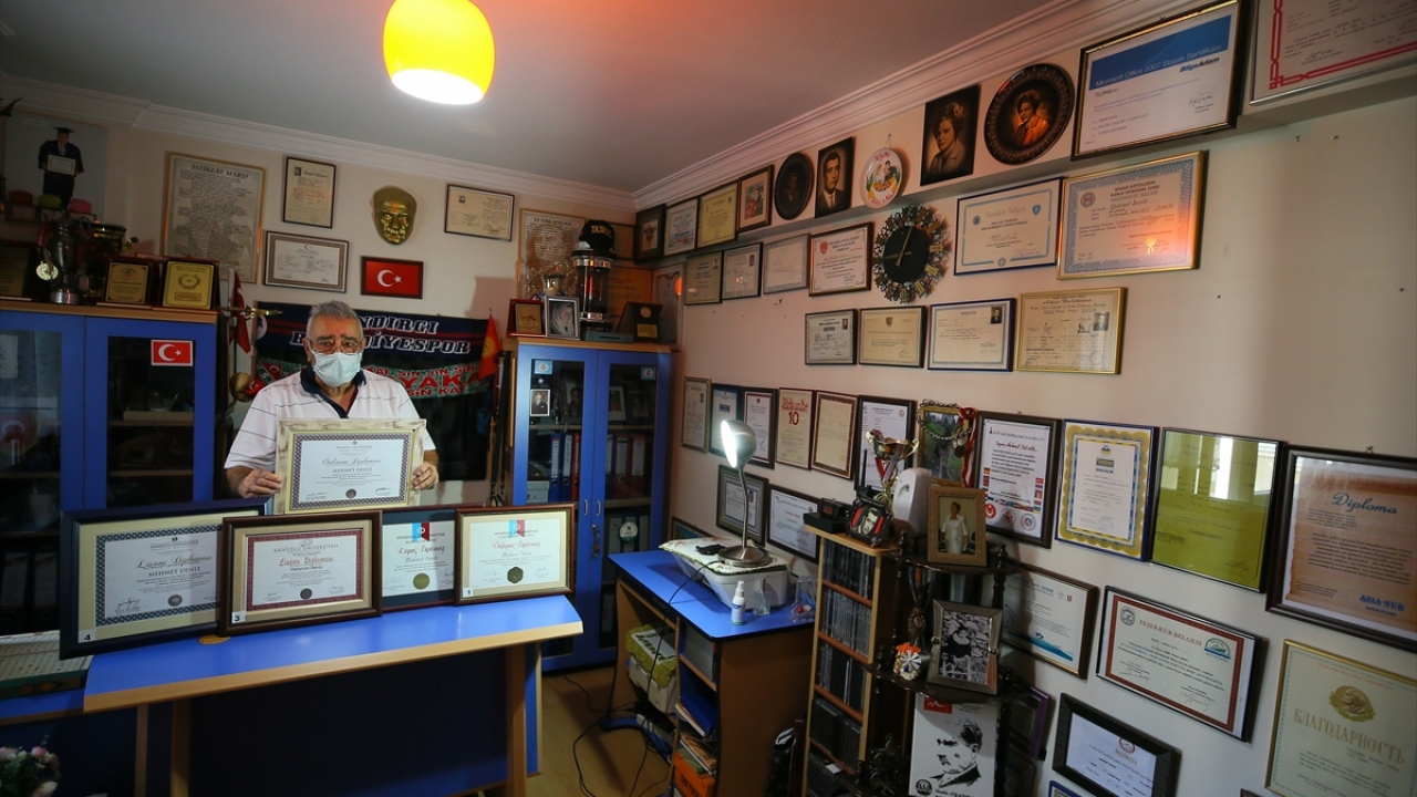 Öğrenme azmi ve yaşama sevinci sayesinde çevresinde "Süper Dede" olarak anılan 2 çocuk ve 2 torun sahibi Deniz, üniversite eğitimine devam etme kararı aldı.