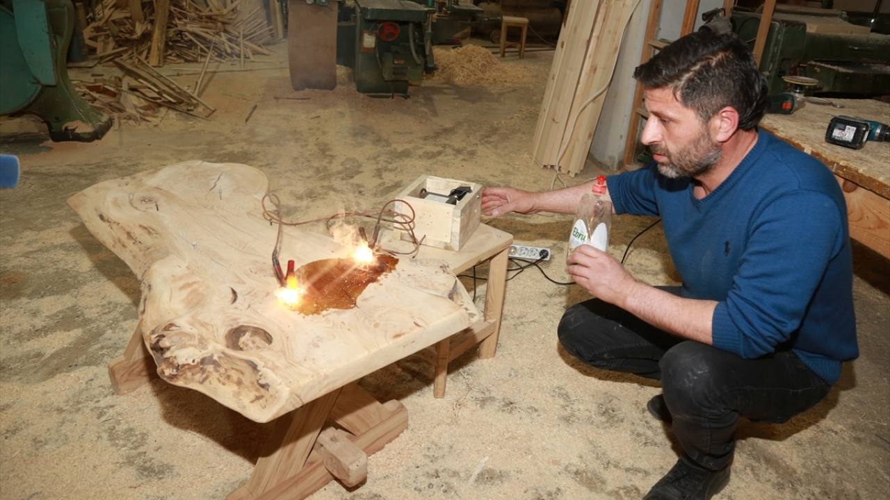 Son bir yıldır yaptığı işlerle ahşap ustası olarak adından söz ettiren Matur, el emeği göz nuru ürünlerini satarak geçimini sağlıyor.