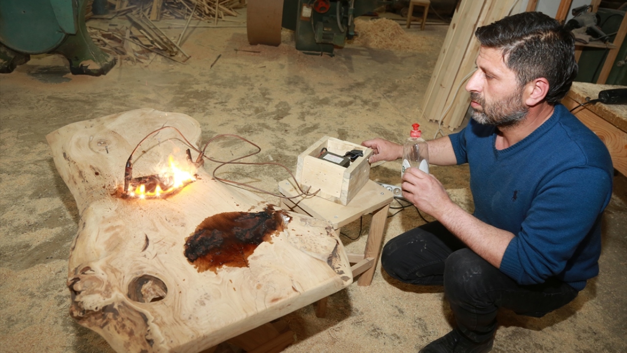 Matur, yaptığı açıklamada, ahşap işlemeciliğine küçük yaşlardan beri ilgisinin olduğunu ifade ederek, profesyonel bir eğitim almadan kendi kendini bu konuda geliştirdiğini söyledi.