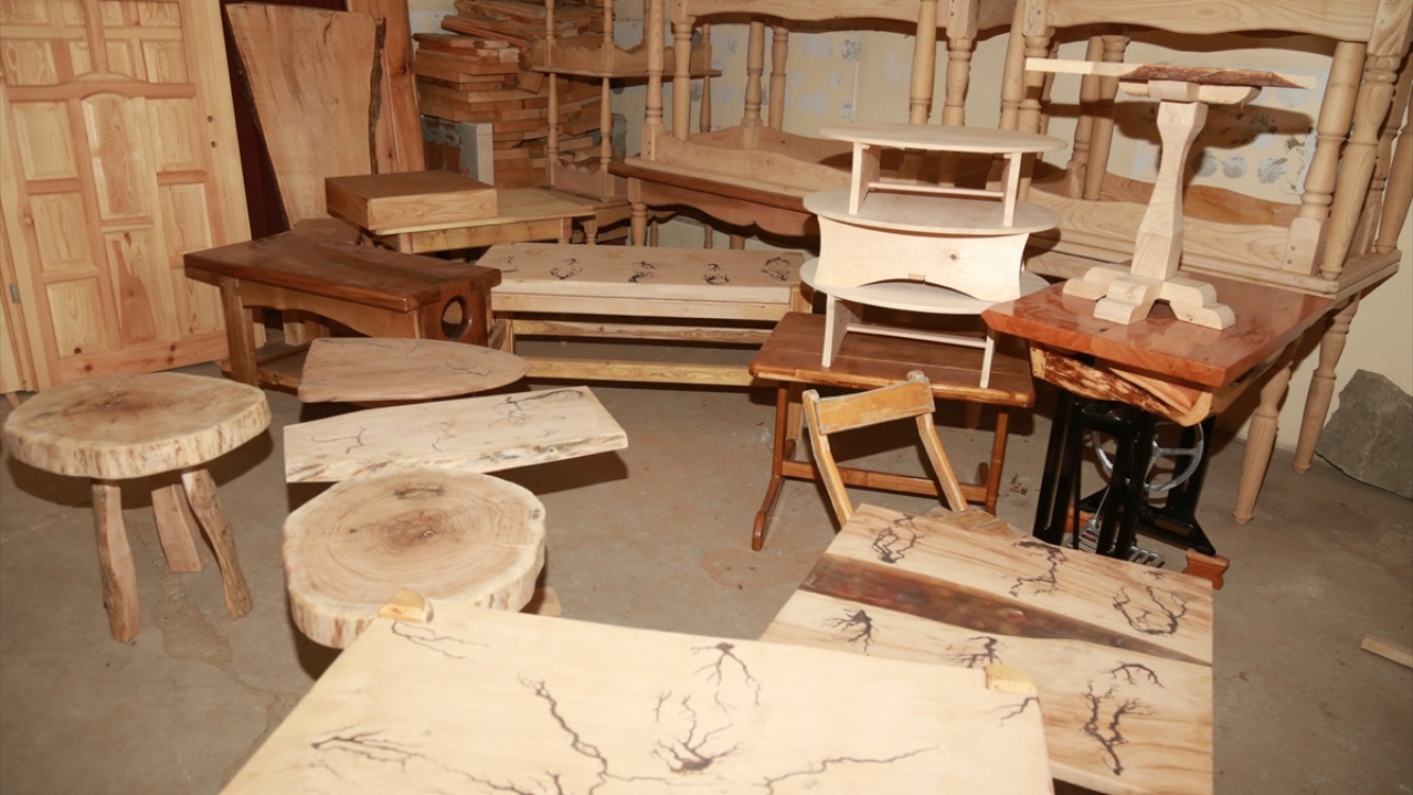 Matur, yaptığı ahşap ürünlere duygu ve düşüncelerini yansıttığını ifade ederek, bu işle doğada atıl durumdaki ağaçları bir nevi geri dönüşümle ekonomik bir değer hale getirdiğini kaydetti.