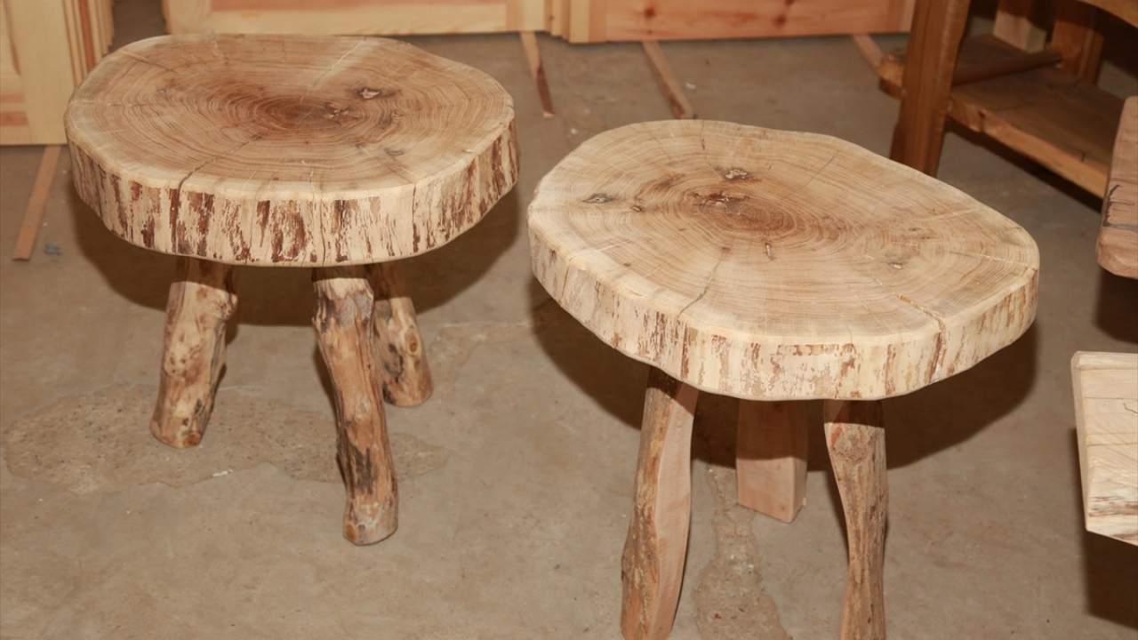 Yakma yöntemiyle ahşaba desen veriyor