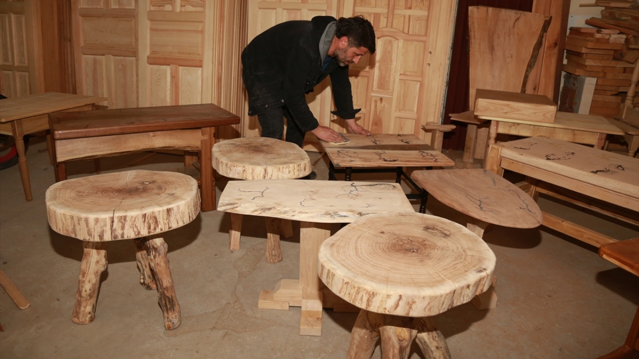 Tüm ürünlerinin el emeği göz nuru ürünler olduğunu kaydeden Matur, "Bazen 20 günde yaptığım masalar, 3 güne yaptığım sehpalar oluyor. Zamandan yana sıkıntım yok. Yavaş yavaş, istediğim gibi olsun istiyorum." diye konuştu.