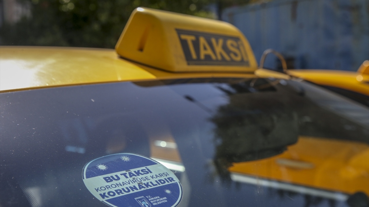 Çalışkan, yaptığı açıklamada, Ankara Büyükşehir Belediye Başkanı Mansur Yavaş`ın talimatıyla 10 Ağustos`ta yeni tip koronavirüsle (Kovid-19) mücadele kapsamında taksilere ücretsiz olarak şeffaf bölme monte edilmesi uygulamasına başlandığını hatırlattı.