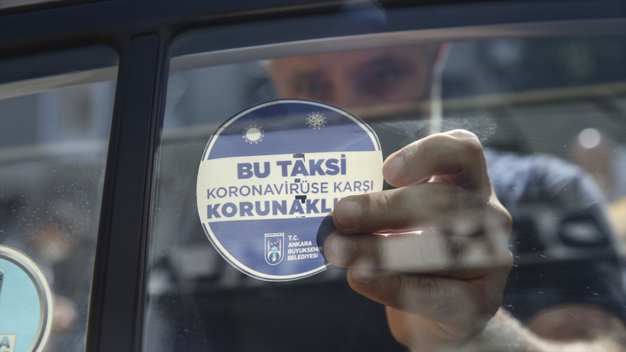 Şeffaf bölmelerin taksici ile arka koltukta oturanların temasını engellediğini ifade eden Çalışkan, başvuruların internet üzerinden alındığını, daha sonra randevu sistemiyle panellerin takıldığını anlattı.