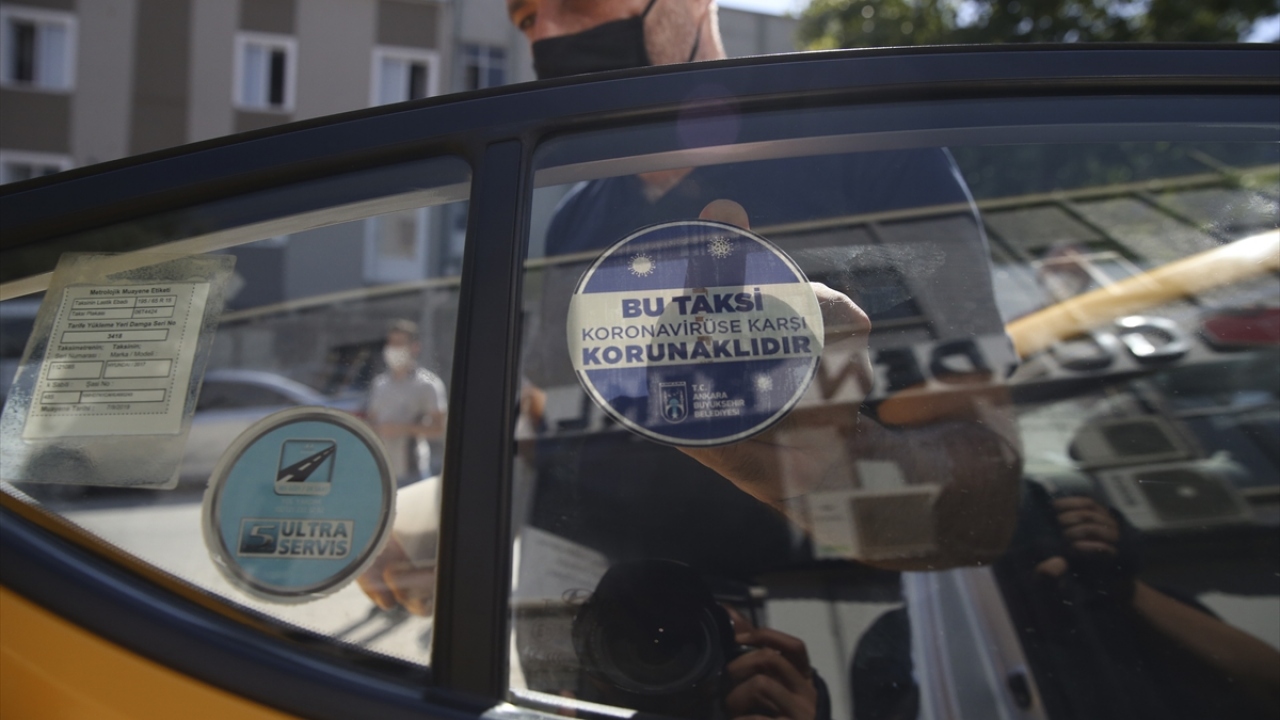 Şeffaf bölme yerleştirilen taksilere "Bu taksi koronavirüse karşı korunaklıdır" yazılı etiketlerin de yapıştırıldığını dile getiren Çalışkan, böylece vatandaşların bilgilendirildiğini belirtti.