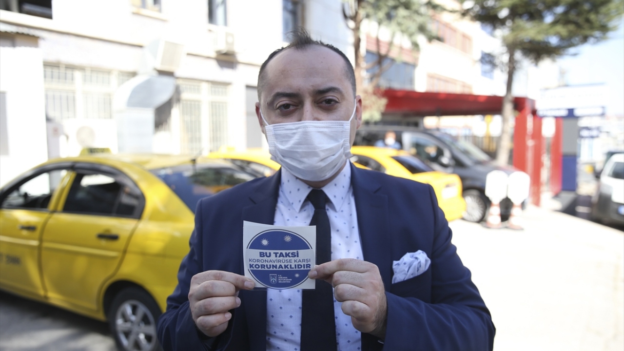 Çalışkan, "Covid-19`la mücadele çerçevesinde, taksilere yönelik şeffaf bölme uygulamasında bugüne kadar 1100 başvuru alındı. Taksilere şeffaf bölme monte edilmesine devam ediliyor." bilgisini paylaştı.