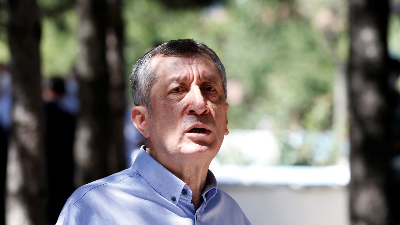 Okulların öncelikle hangi kademelerde açılıp açılmayacağına ilişkin bir soru üzerine Bakan Selçuk, bu konuda kesin kanaati hiçbir zaman ortaya koymadıklarını ifade etti. 