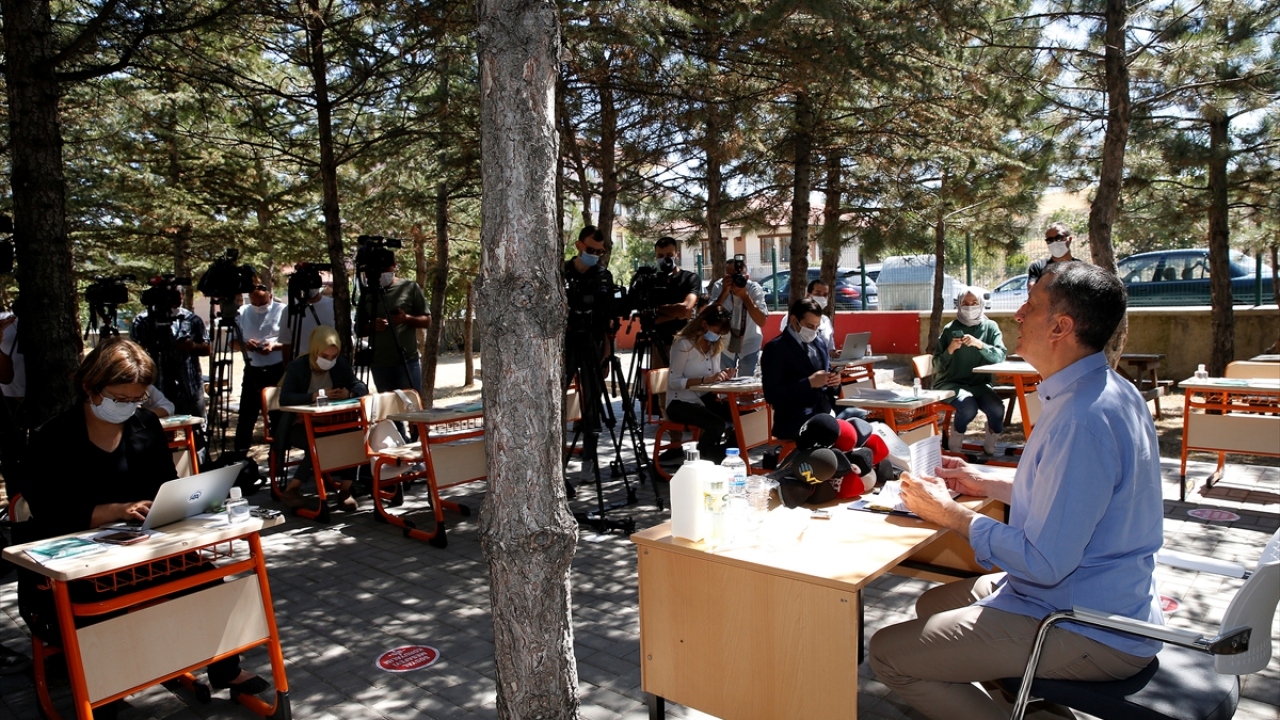 Bakan Selçuk, Gümüşoluk İlkokulu`nda, eğitim kurumlarında hijyen şartlarının geliştirilmesi ve enfeksiyon önleme tedbirleri kapsamında "Okulum Temiz Belgesi" takdim töreninin ardından basın mensuplarının sorularını cevapladı. 