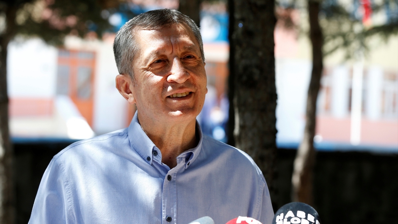 Sağlık Bakanlığı ve ilgili kuruluşlarla sürekli irtibat halinde olduklarının altını çizen Selçuk, "Bunu zamanı geldiğinde ifade edeceğiz. Bize `şu kademelerde riskin olmadığı söz konusudur` denildiğinde biz o kademelerde açarız." dedi. 