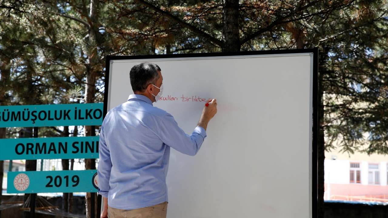 Uzaktan eğitim konusunda özel okullar ile devlet okulları arasındaki fırsat eşitliğine ilişkin makasın açıldığı yönünde görüşlerin bulunduğunun belirtilmesi üzerine Selçuk, şöyle konuştu: