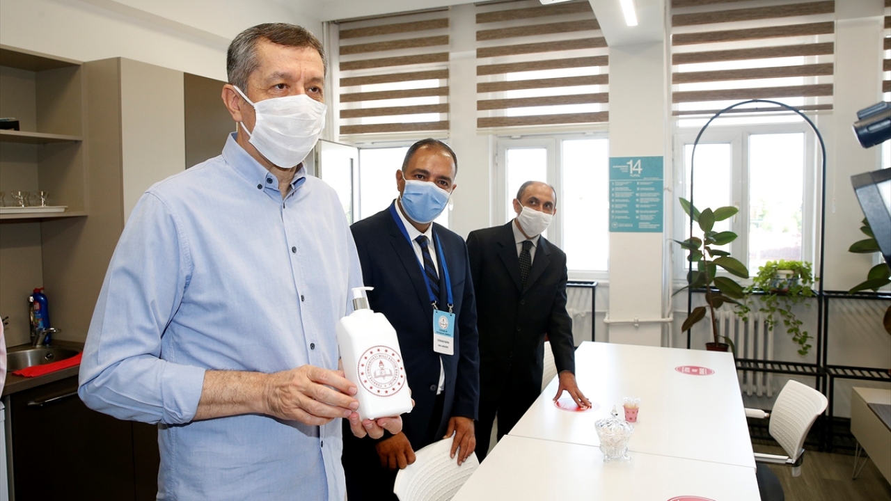 Basın mensupları, Bakan Selçuk`un açıklamalarını sosyal mesafe kurallarına göre okulun bahçesine kurulmuş ve üzerinde maske, dezenfektan ve hijyen rehberlerinin bulunduğu sıralarda oturarak dinledi. 