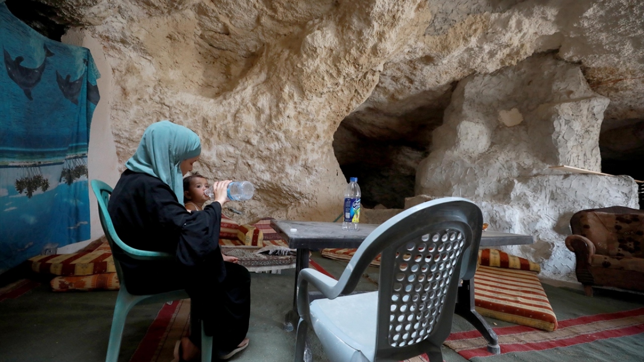 Bunun üzerine Ferrasin köyünde, ailesinin sahip olduğu arazideki dağın oyuntusunu bazı düzenlemelerle başlarını sokacak bir "ev" haline getiren Amarne, hamile eşi ve bir kızı ile burada yaşamaya başladı.