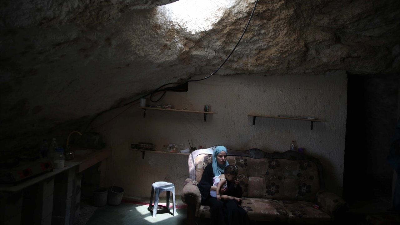 Ancak İsrail makamları Amarne`ye, sığındıkları mağaranın da birkaç gün içinde yıkılacağına dair uyarı tebliğ etti. 