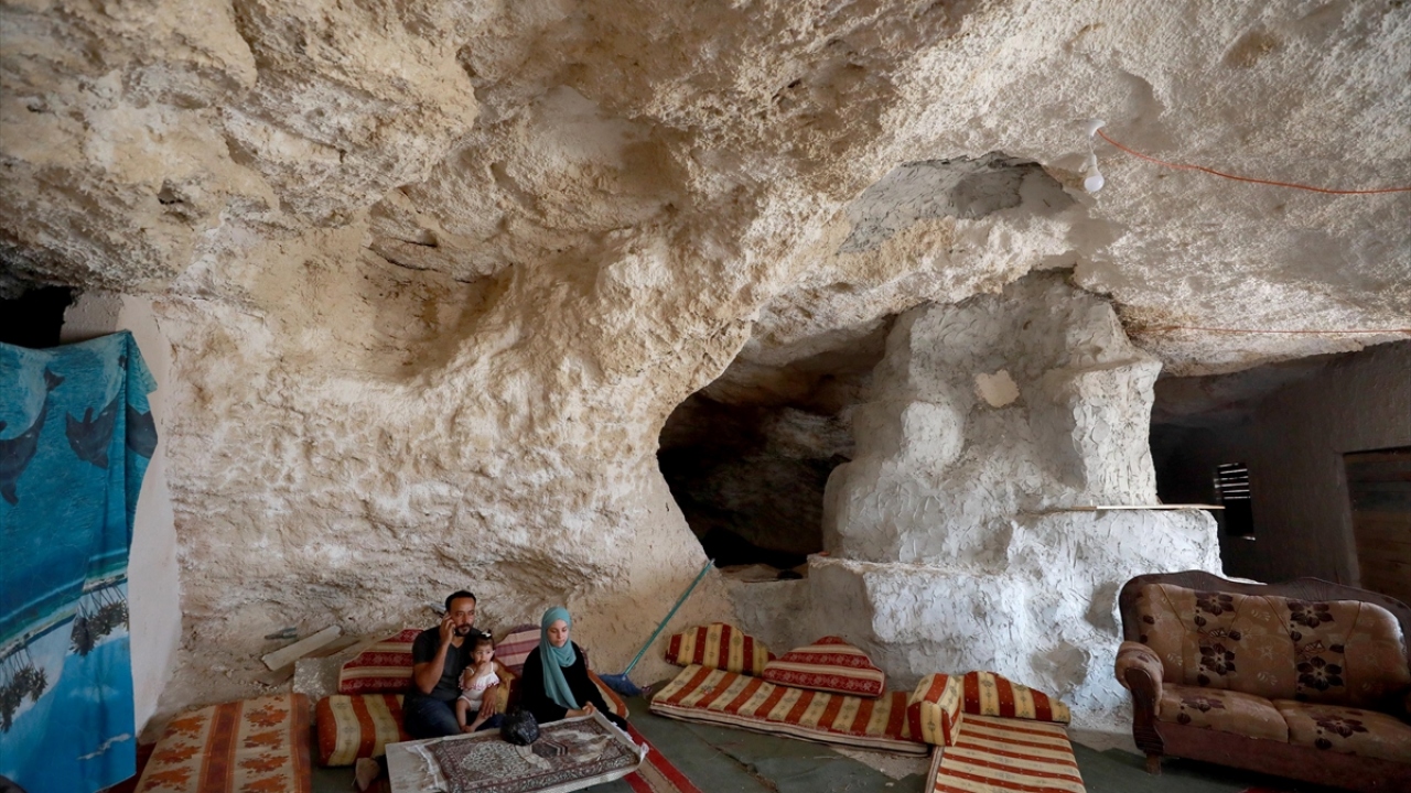 Geçimini, tarım ve hayvan yetiştiriciliğinden sağlayan Amarne, "Ev inşasına izin verilmeyince mağaraya sığındık. Şimdi de bizi mağaradan kovmaya çalışıyorlar. Bu topraklar bizim." dedi.