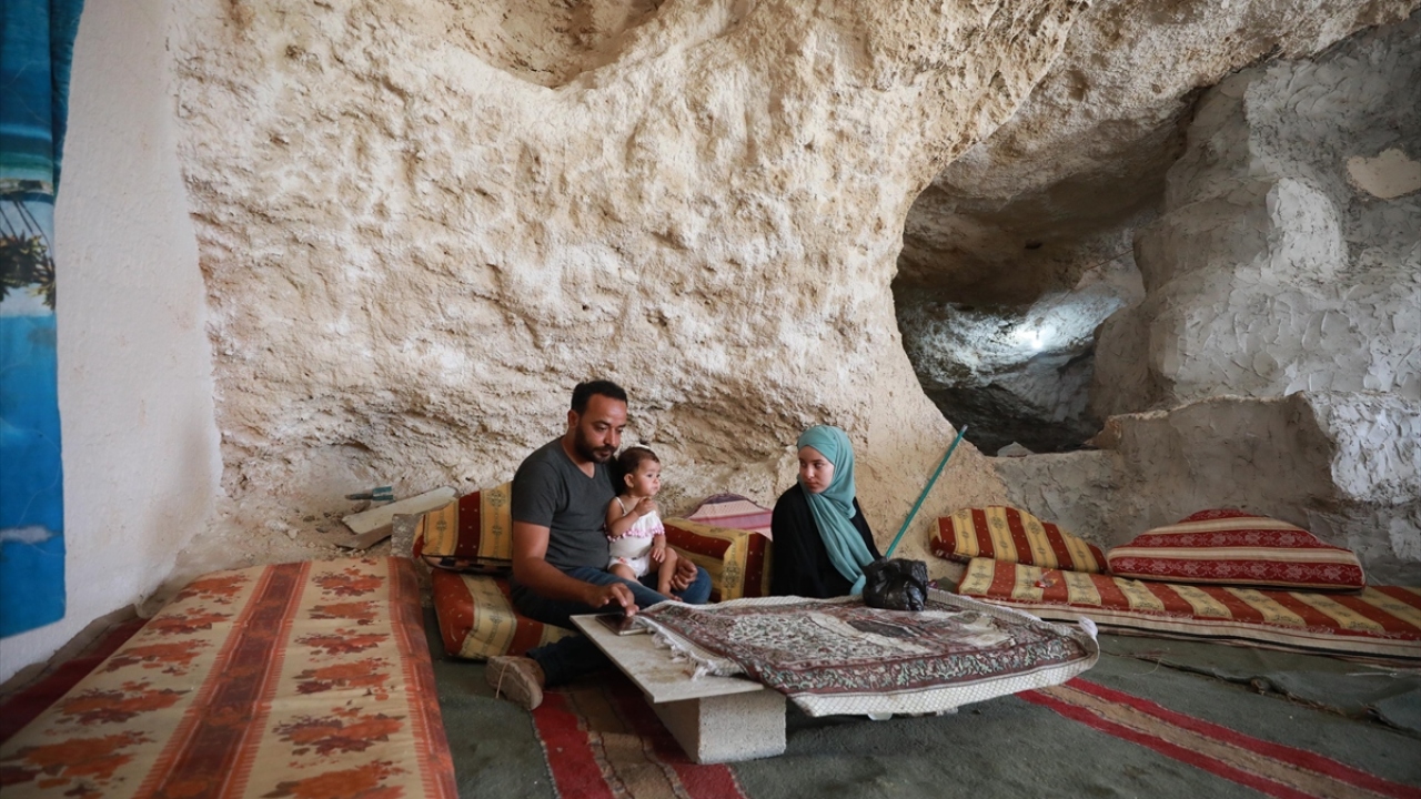 Amarne, civarda oturan Yahudi yerleşimcilere korunma, iletişim, elektrik, su gibi her türlü gereklilik sağlanırken kendilerinin insan olarak görülmediğini dile getirdi.