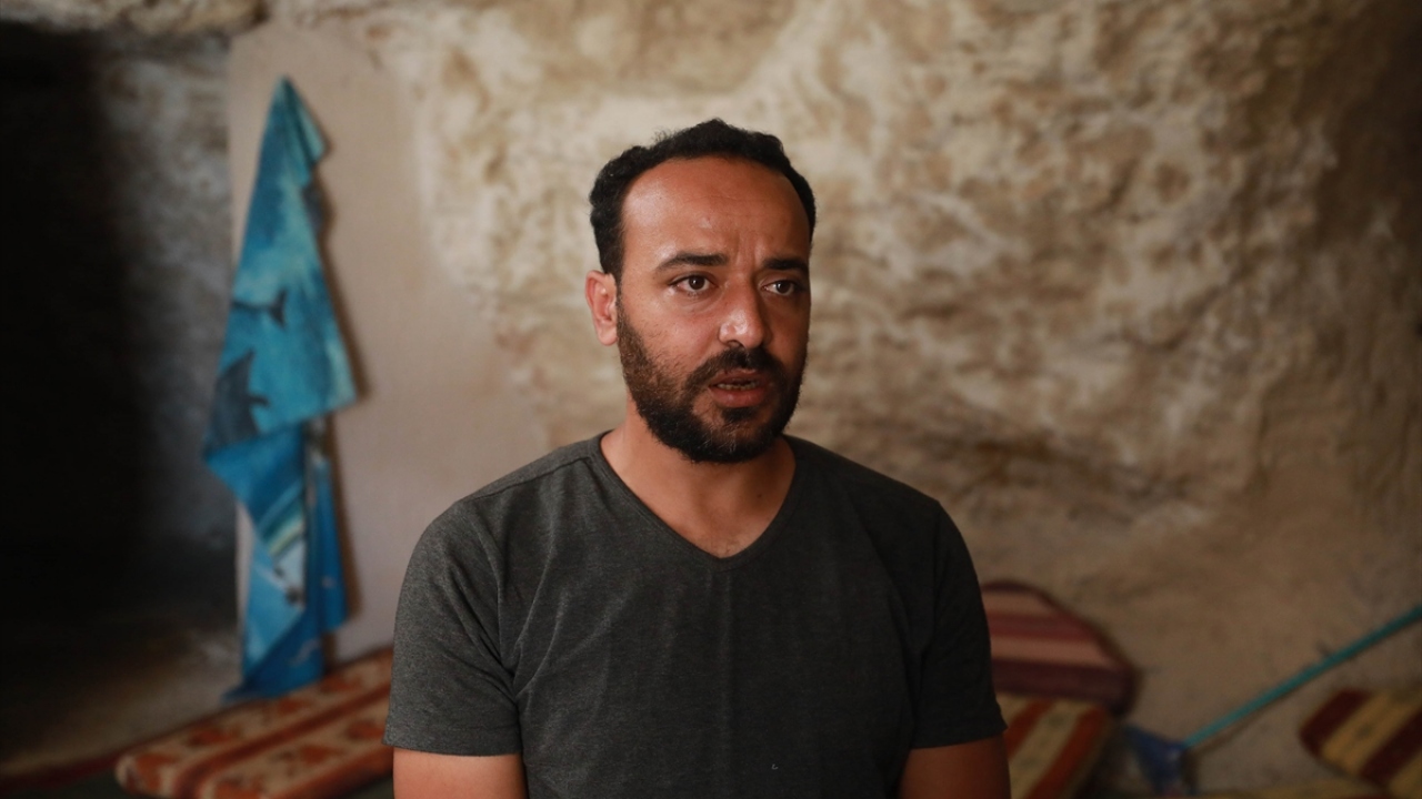 Kendi köyünde ev yapması İsrail makamları tarafından engellenen Filistinli Ahmed Amarne, yaşadıklarını anlattı. 