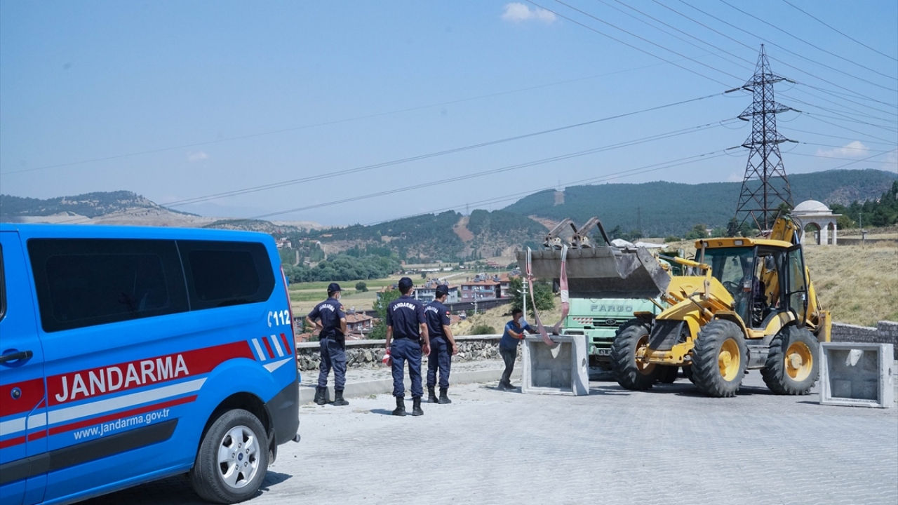 Açıklamada, durumlarını belgelemek kaydıyla sağlık çalışanları ile kamu düzeni ve güvenliğinin sağlanmasında görev alanlar başta olmak üzere bazı kişilerin sokağa çıkma kısıtlamasından muaf tutulacağı ifade edildi.