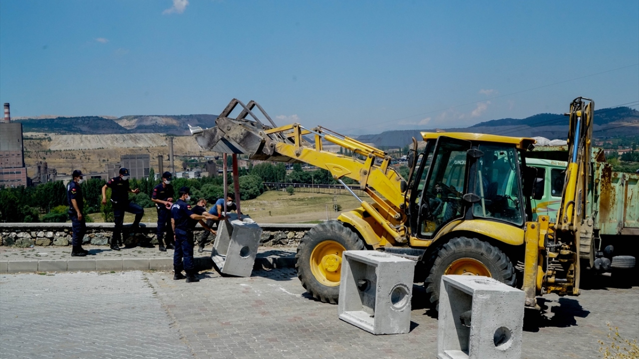 Öte yandan, girişleri kapatılan mahallede, jandarma ekiplerince önlem alındı.