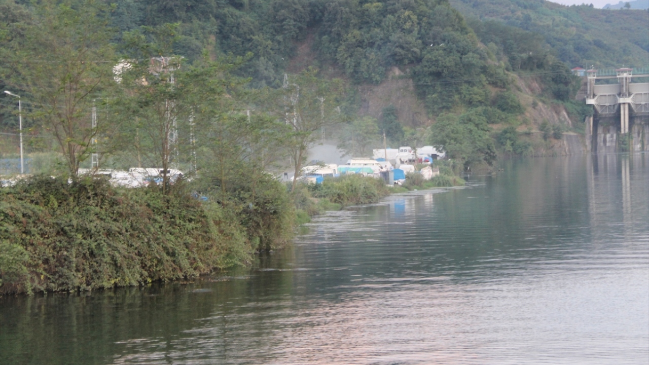 Geçimlerini sağlamak için Türkiye`nin dört bir yanına giderek tarlalarda çalışan mevsimlik tarım işçilerinin hayatının büyük bölümü çadırda geçiyor. 