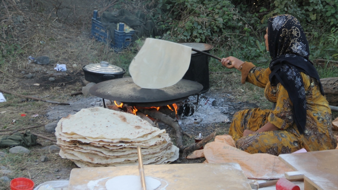 Sofralara gelen pirinçten buğdaya, patatesten domatese birçok üründe alın teri bulunan tarım işçileri, sıcağa, soğuğa aldırış etmeden ekmeklerini kazanırken, suyu, tuvaleti, banyosu olmayan derme çatma çadırlarda çocuklarıyla zorlu şartlarda yaşıyor.