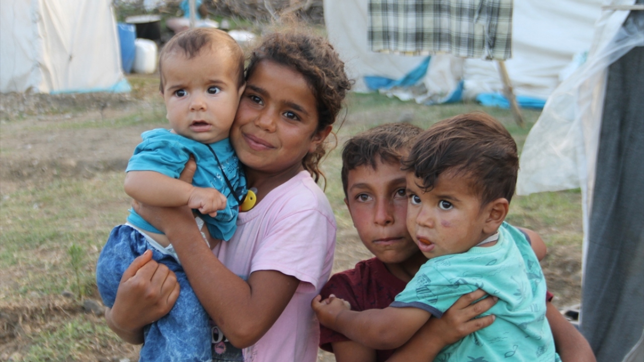 Çoğu zaman okula gidemeyen, çadırların etrafında koşturan çocukların oyun alanları ise ya bir su birikintisi ya da toprak yığını oluyor.