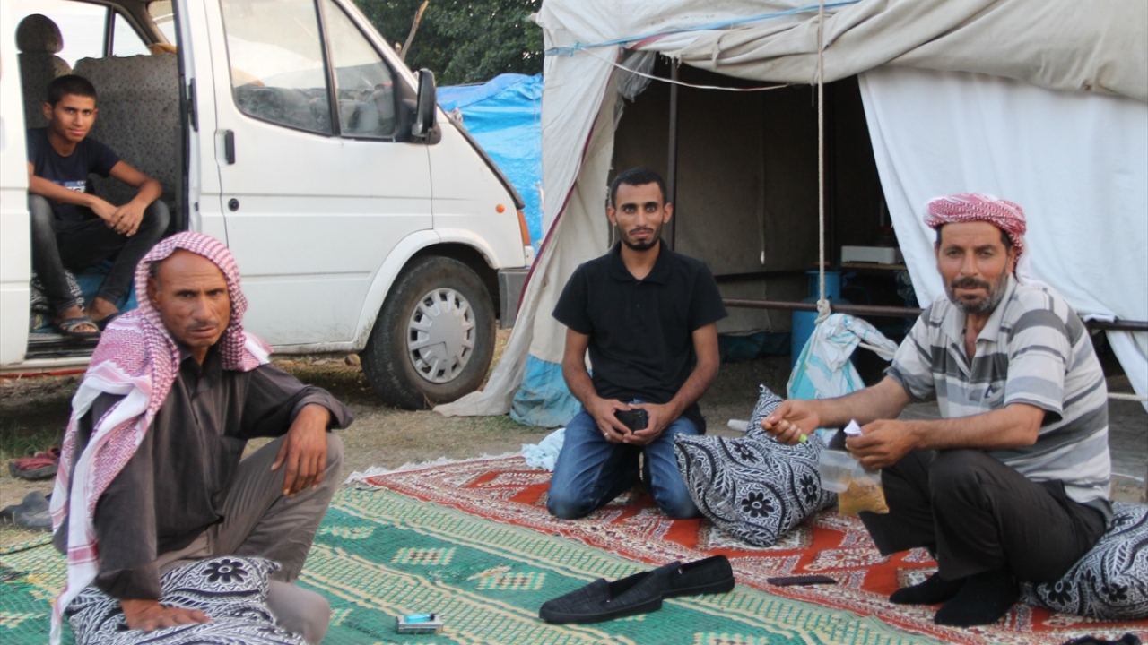 Güneydoğu Anadolu Bölgesi`nden fındık toplamak için Samsun`un Çarşamba ilçesine gelen mevsimlik tarım işçileri, Kumköy Mahallesi`nde kurdukları çadırlarda konaklıyor.