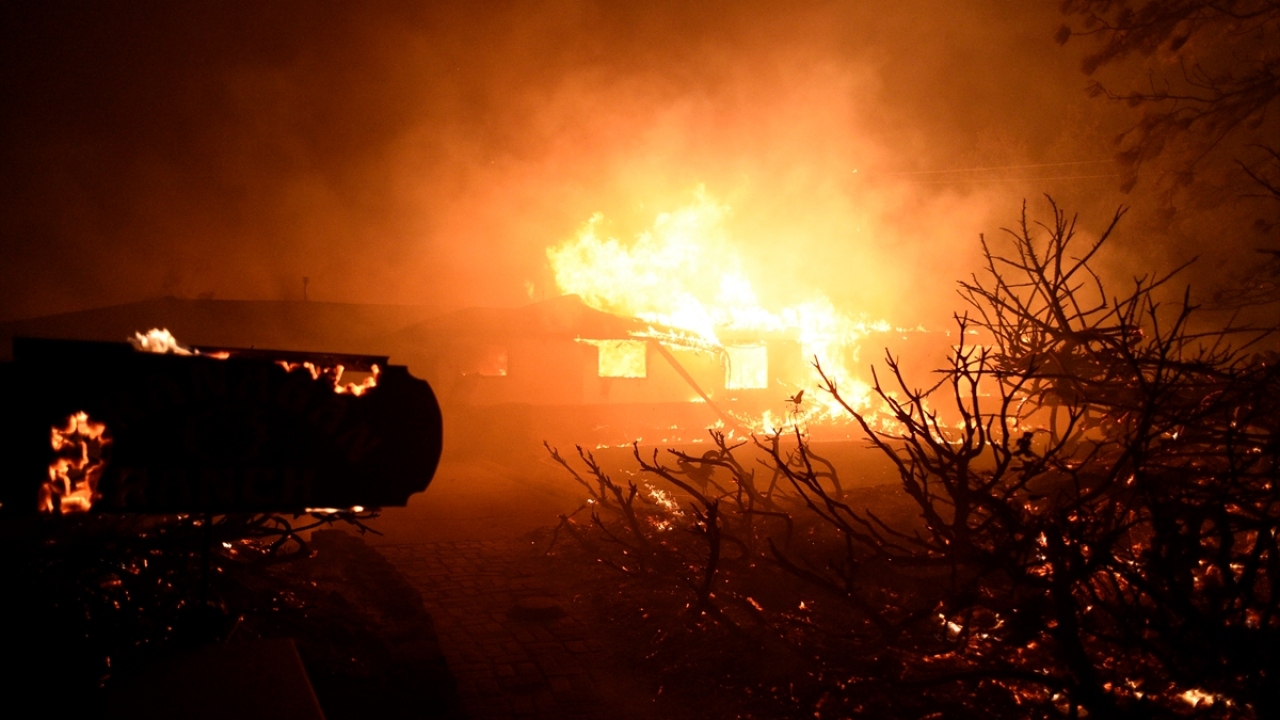 Vacaville bölgesindeki Hennessey Gölü çevresinde salı günü başlayan yangın yüzünden pek çok ev kullanılamaz hale geldi. 
