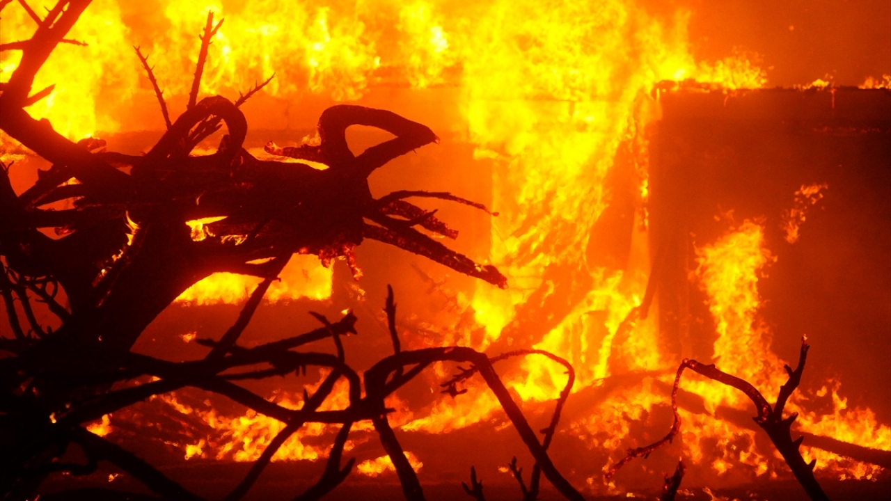 İtfaiye ekiplerinin yangına müdahalesi sürüyor. 