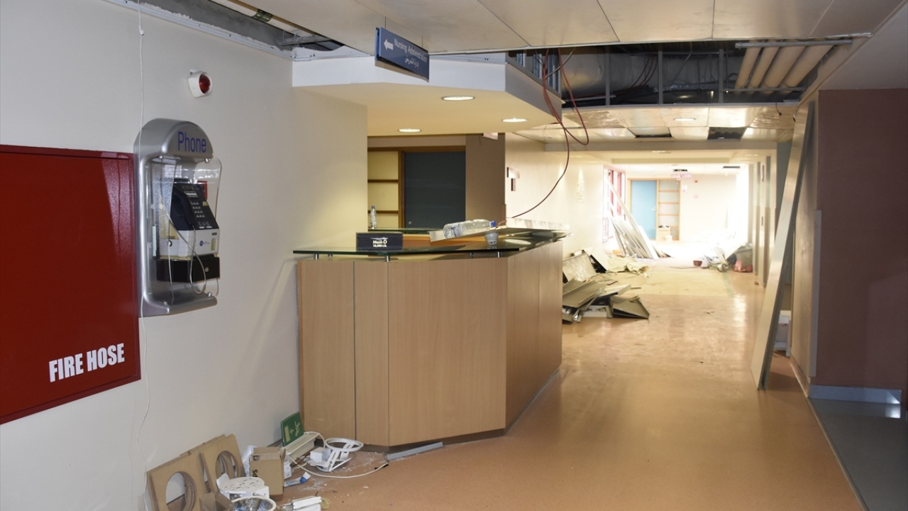 Patlama nedeniyle 330 yataklı hastanede ciddi hasar oluştuğunu aktaran Dr. Azar, "Bütün odalarda hasar oluştu, bir hasta odası veya bir yoğun bakım odası dahi kullanılabilecek durumda değil. Acil servis de aynı şekilde ciddi yıkıma maruz kaldı." dedi.