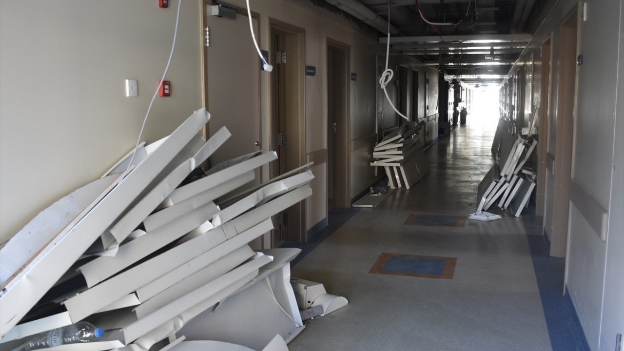 Patlamayla birlikte elektriklerin de kesildiği ve hastanede yoğun bakım bölümü dışındaki tüm katlarda oksijen aksaması yaşandığını söyleyen Dr. Azar, yaralılardan bazılarına bu şartlarda müdahale edildiğini kaydetti.