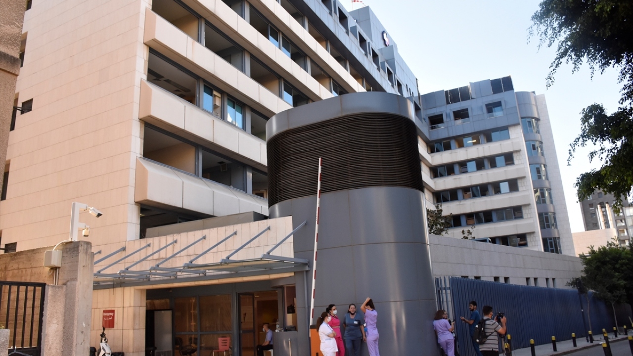 Dr. Azar, saat 20.30`dan itibaren sivil savunma ekipleri ve Kızılhaç Örgütü ile sağladıkları koordinasyon sayesinde hastanedeki yaralıların düzenli şekilde tahliye edilerek çevredeki diğer hastanelere nakledildiğini anlattı.