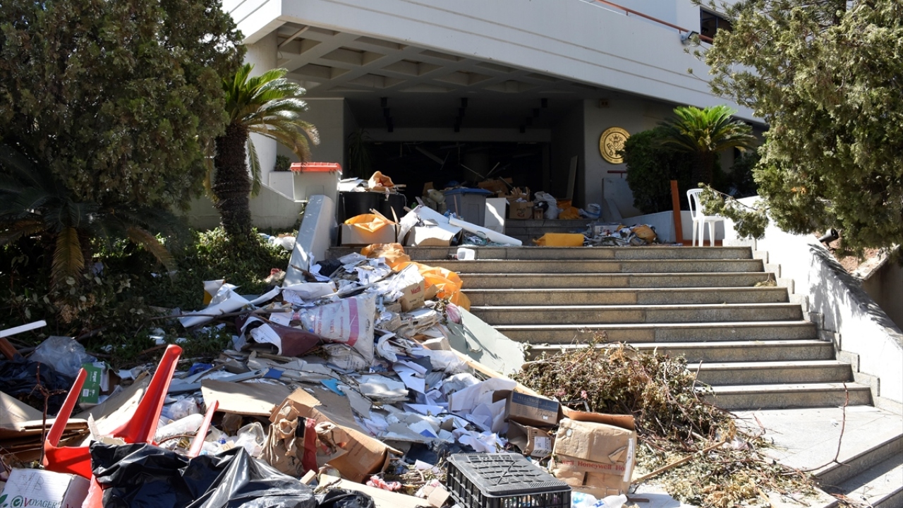 Rum Hastanesi`nden tahliye edilen yaralıların Beyrut`un yana sıra Trablusşam`daki  bazı hastanelere kaldırıldığını ifade eden Dr. Azar, "330 yatak kapasiteli Rum Hastanesi`nden tahliyeleri o gece ancak saat 02.30 gibi tamamlamış olduk." diye konuştu.