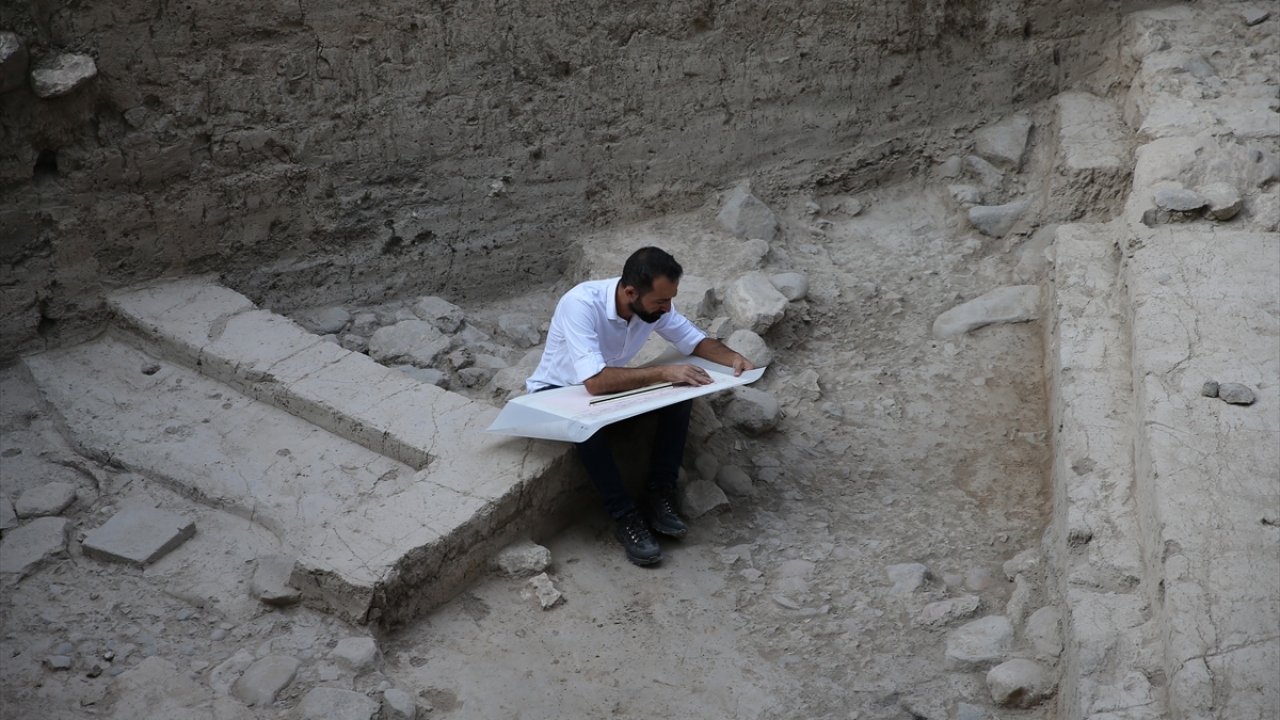 Tablette "bir krala yapılan ödemelerden" bahsedildiğini anlatan Akar, şunları kaydetti: