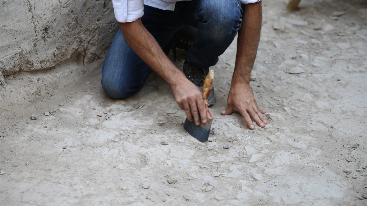 Tablet üzerinde detaylı çalışmaları sürdürdüklerini ifade eden Akar, tabletin, ekiplerinden filolog Jacob Lauinger tarafından okunduğunu söyledi.
