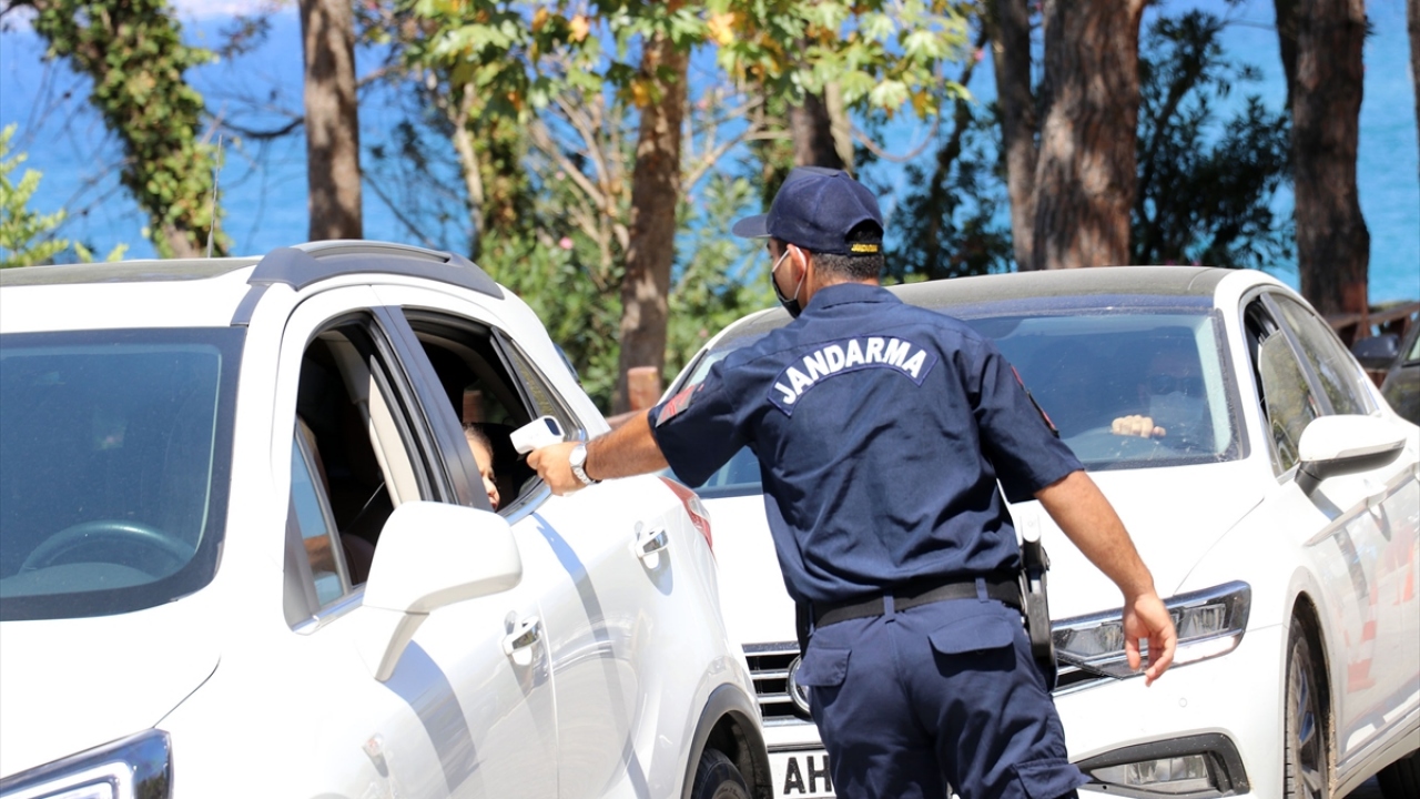 Milli parka girişte, İl Jandarma Komutanlığına bağlı ekipler, maske kontrolü yapıp ziyaretçilerin ateşlerini ölçüyor. 