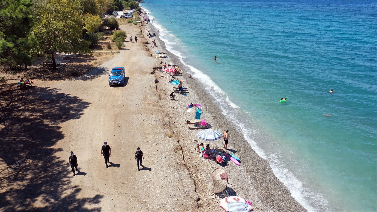 Koylarda da jandarma ve milli park görevlileri sosyal mesafe kurallarına uymaları konusunda vatandaşlara uyarılarda bulunuyor.