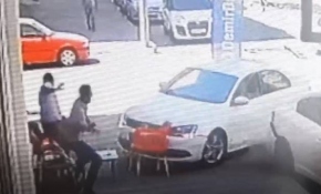 Kaldırımda oturan esnafların arasına otomobil daldı: 1 yaralı