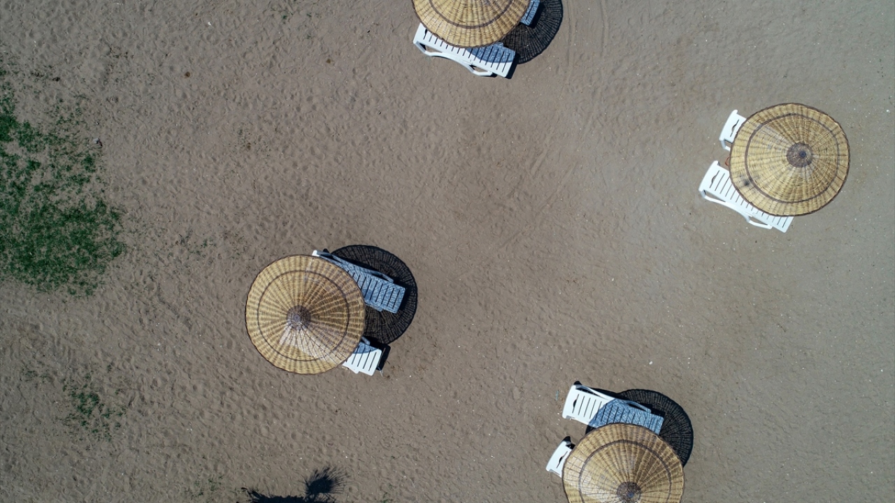 Kültür ve Turizm Bakan Yardımcısı Nadir Alpaslan, plajların açılışı dolayısıyla yaptığı açıklamada, Kadriye`de 90 bin, Belek`te 60 bin metrekarelik alanda oluşturulan plajların bugün itibarıyla vatandaşların kullanımına sunulduğunu söyledi. 