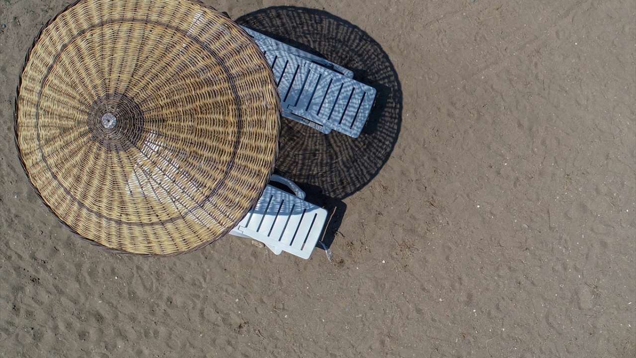Geçen yıl Bodrum ve Çeşme`de ücretsiz halk plajı açılışı yaptıklarını anlatan Alpaslan, "turizmin başkenti" Antalya`da da turizm açısından önemli iki bölgenin halk plajına kavuştuğunu belirtti. 