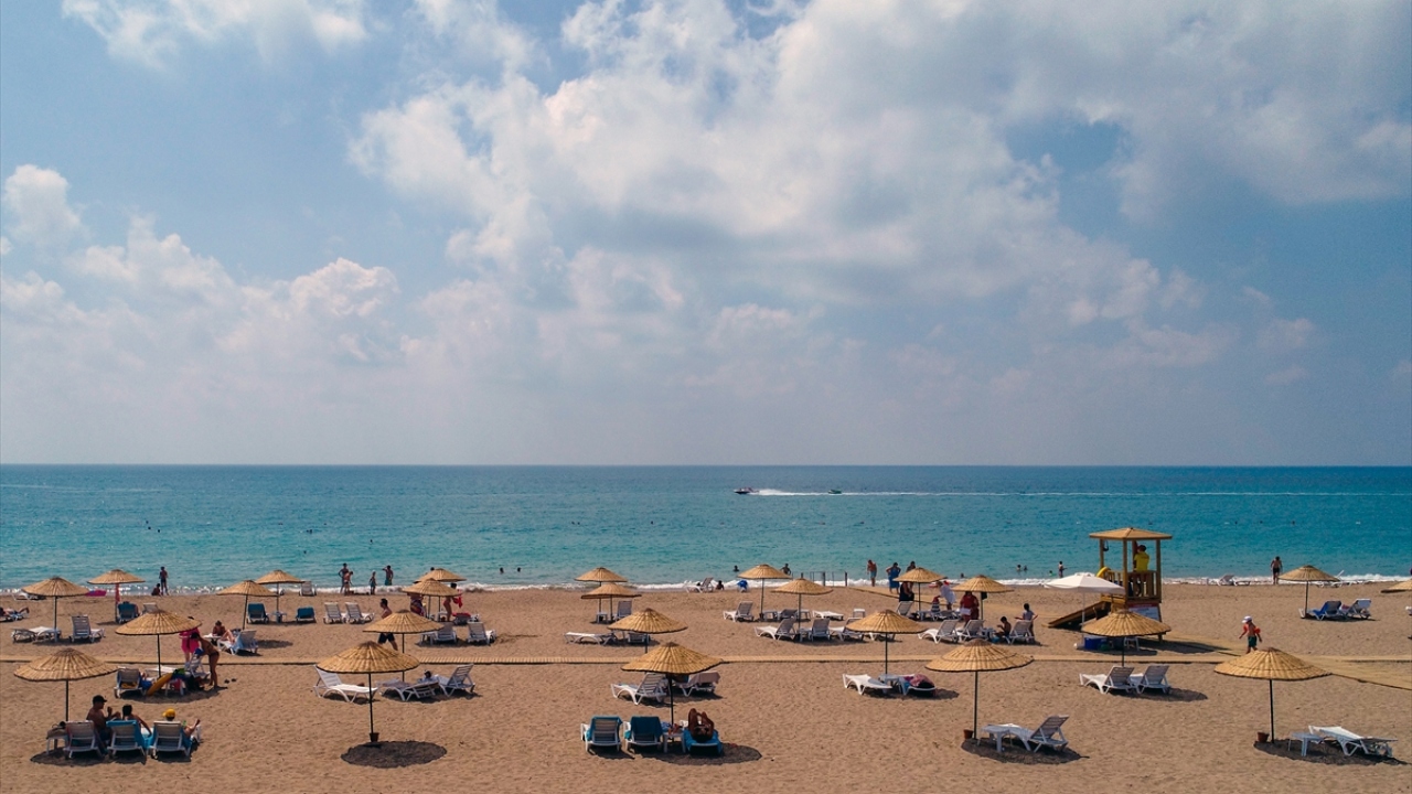 Antalya`da Belek ve Kadriye turizm bölgelerinde, beş yıldızlı tesis hizmetinin sunulacağı 2 ücretsiz halk plajı açıldı.