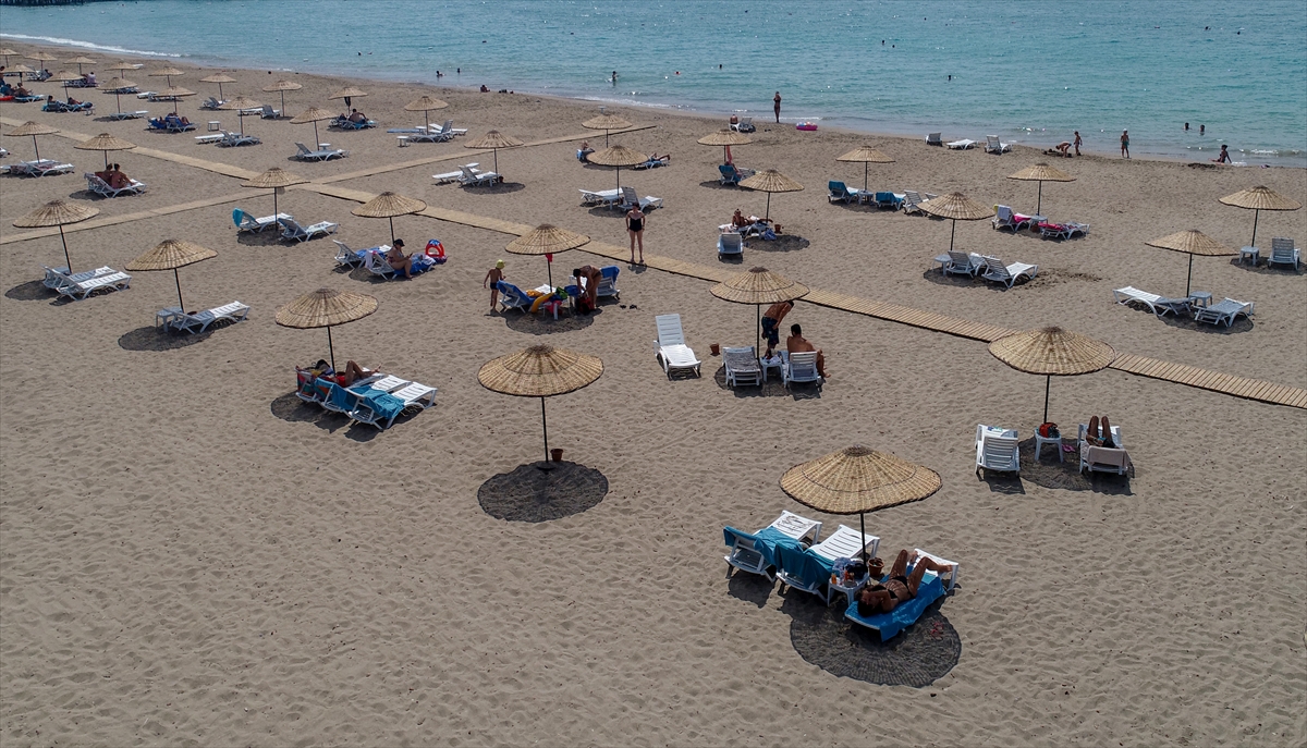 Yerli ve yabancı herkesin plajlardan yararlanabileceğini dile getiren Alpaslan, "Altyapı ve kapasitemiz yeterli düzeyde. Çok nitelikli, geniş ve ferah bir alan, 5 yıldızlı tesis niteliğinde." dedi. 