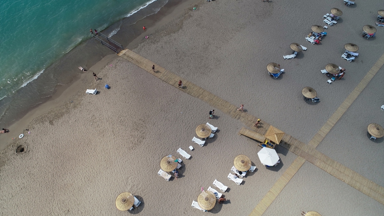 Alpaslan, denizden mahrum turizm tesislerinin misafirlerinin de plajlardan yararlanabileceğini söyledi.