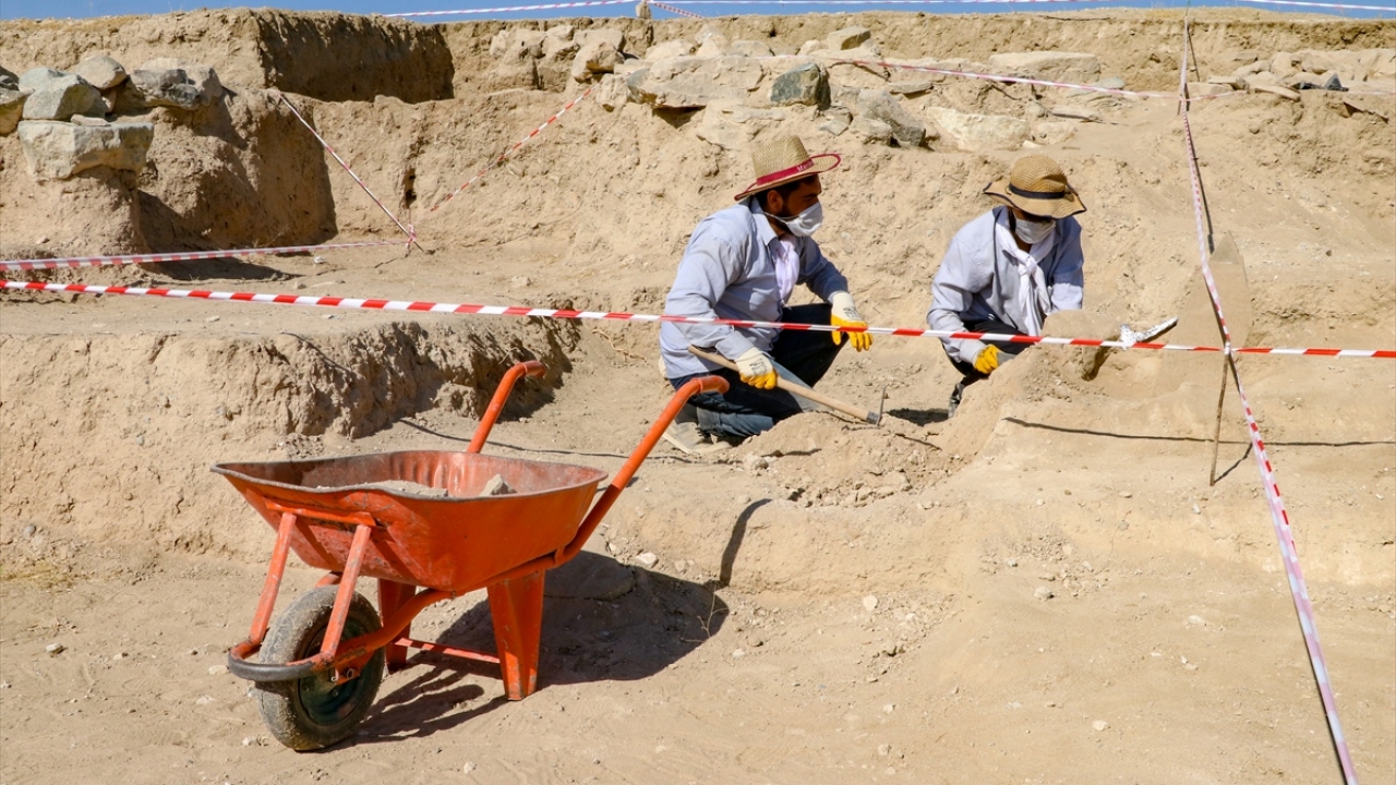 Prof. Dr. Çavuşoğlu, bu yıl Çavuştepe Kalesi`nde pandemi nedeniyle kazı ve restorasyon çalışmalarına biraz geç başladıklarını söyledi.
