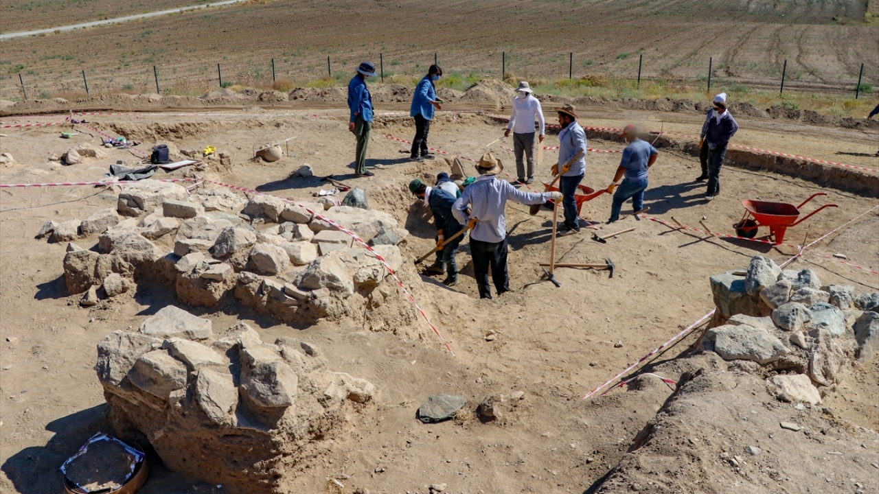 Gürpınar Kaymakamı Fatih Sayar da Çavuştepe Kalesi`ndeki kazı alanında incelemelerde bulunarak, çalışmalar hakkında Kazı Başkanı Prof. Dr. Rafet Çavuşoğlu`ndan bilgi aldı.