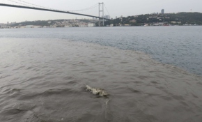 İstanbul'da şiddetli yağış: Trafik kilitlendi, Boğaz'a çamur aktı