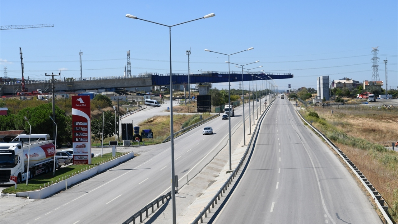 Lapseki bölgesindeki çalışmalarda ise otoyol bağlantıları, köprü ve menfez gibi bağlantı ara elemanlarının inşası devam ediyor. 