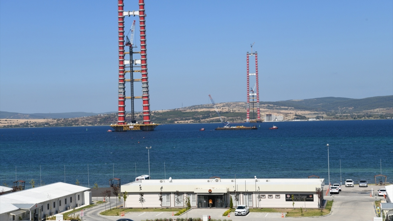 İstanbul ve Balıkesir`e bağlanacak yollarda kullanılacak gişeler, ara yollar ile kavşak bağlantılarının inşası için de çalışma yürütülüyor.